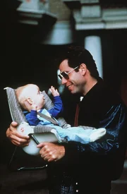 Mikey (Jacob Hainews, l.) und James (John Travolta, r.) sind sich einig: James soll Mollie heiraten.