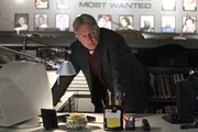 Bei den Ermittlungen in einem neuen Fall, sto&szlig;en Gibbs (Mark Harmon) und sein Team auf eine betr&uuml;gerische Wohlt&auml;tigkeitsorganisation ...