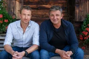 Gemeinsam durch dick und dünn: Der Bergdoktor Martin (Hans Sigl, r.) und sein Bruder Hans (Heiko Ruprecht, l.). Gemeinsam durch dick und dünn: Der Bergdoktor Martin (Hans Sigl, r.) und sein Bruder Hans (Heiko Ruprecht, l.).