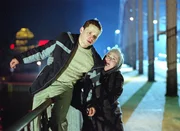 Uschi (Barbara Freier) kommt gerade noch rechtzeitig, um Andy (Stefan Puntigam) von dem Brückengeländer zu zerren... Uschi (Barbara Freier) kommt gerade noch rechtzeitig, um Andy (Stefan Puntigam) von dem Brückengeländer zu zerren...