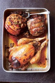 Dreierlei Sorten Fleisch: gef&uuml;lltes Brathuhn, gerollter Schweinsbauch und Rinderrollbraten.