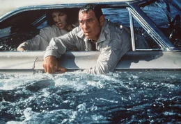 Sender: ProSieben Programmwoche: 18/2003 Datum: 27.04.2003 Uhrzeit: 20:15 Titel: Doppelmord Originaltitel: Double Jeopardy Land: USA Jahr: 1999 Genre: Thriller Fotonachweis: &copy; Paramount Pictures Bildtext: Auf der Suche nach der Wahrheit geraten die verzweifelte Libby (Ashley Judd, l.) und ihr Bew&auml;hrungshelfer Travis Lehman (Tommy Lee Jones, r.) in ein infames Komplott ...