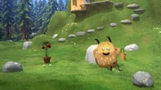 Kiwi hat einen kleinen Apfelbaum, den er h&uuml;tet.