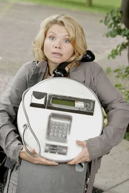 In diesem &ouml;ffentlichen Telefon vermutet Peggy (Annette Frier) einen wichtigen Beweis f&uuml;r Anjas Unschuld - und l&auml;sst den ganzen Apparat kurzerhand mitgehen ...