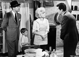 Der Haussegen bei Familie Boyer (James Garner, r., Doris Day, 2.v.r., Brian Nash, 2.v.l.)h&auml;ngt schief. Mike Palmer (Elliott Reid, l.) wird unerwartet Zeuge ...
