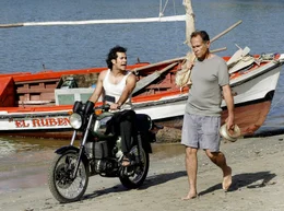 Ernesto (Carlos E. Almirante Herrera, li.) streitet mit seinem Vater Antonio Ortega Diaz (Rolando Nunez Nario) wegen des Grundst&uuml;ckverkaufs.
