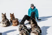 Ein Rudel junger Huskys und ihr Musher Martin Eigentler wagen eine spektakul&auml;re Alpen&uuml;berquerung.