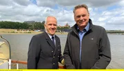 Axel Bulthaupt und Kapit&auml;n Andreas Weber auf der Elbe.