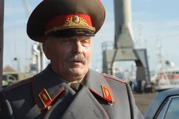 Dank Yuris Onkel Dimitri Orlov (Yevgeni Lazarev), einem Armeegeneral, kann sich Yuri g&uuml;nstig mit Panzern und Kalaschnikovs eindecken.  +++ Die Verwendung des sendungsbezogenen Materials ist nur mit dem Hinweis und Verlinkung auf RTL+ gestattet. +++