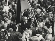 Helmut Kohl kommt nach Leipzig, tausende Fans jubeln ihm zu. Helmut Kohl kommt nach Leipzig, tausende Fans jubeln ihm zu.