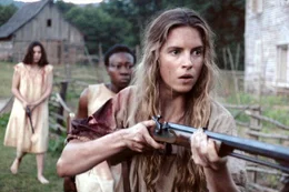 1865: Der B&uuml;rgerkrieg in den USA zwischen Nord und S&uuml;d liegt in den letzten Z&uuml;gen. Doch immer noch herrschen allerorts Mord und Totschlag. Auch f&uuml;r die drei Frauen, Augusta (Brit Marling,vorne), Louise (Hailee Steinfeld,l.) und Mad (Muna Otanu,m.), wartet der Krieg mit einem letzten Kampf auf. Pl&uuml;ndernde Deserteure aus dem S&uuml;den stehen pl&ouml;tzlich vor ihrem einsamen Haus...