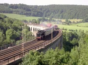 Dampflokgratulant und Güterzug - am Eisenbahnaktionstag begegnen sich Vergangenheit und Gegenwart auf dem Altenbekener Viadukt. Dampflokgratulant und Güterzug - am Eisenbahnaktionstag begegnen sich Vergangenheit und Gegenwart auf dem Altenbekener Viadukt.