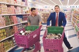 Barry (Adam Sandler, r.) macht sich gemeinsam mit Lance (Luis Guzman, l.) auf den Weg, s&auml;mtliche Billigpuddingbecher des San Fernando Valleys aufzukaufen. Er will n&auml;mlich versuchen, an viele Bonusmeilen zu kommen, um nach Hawaii zu Lena fliegen zu k&ouml;nnen. Doch der Weg dahin ist dorniger, als Barry glaubt ...