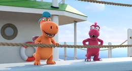 Auf dem Deck des Raddampfers stehen der kleine Drache Kokosnuss und sein bester Freund Oskar und k&ouml;nnen es kaum erwarten im Sommercamp anzukommen.