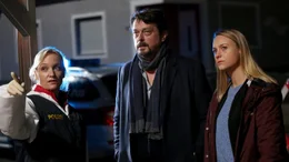 Was gibt es da zu sehen? Gerichtsmedizinerin Eva Merz (Eva Herzig, li.) weist LKA-Kommissar Sascha Bergmann (Hary Prinz) und seiner Kollegin Anni Sulmtaler (Anna Unterberger) den Weg.