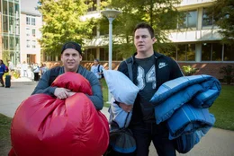 Als Schmidt (Jonah Hill, l.) und Jenko (Channing Tatum, r.) undercover im College ermitteln sollen, verlieren die beiden relativ schnell den eigentlichen Fall aus den Augen und selbst ihre sonst so starke Freundschaft wird auf eine harte Probe gestellt ...