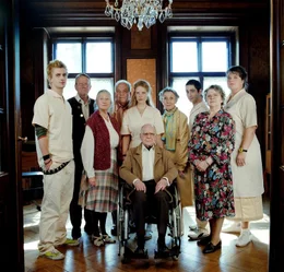 Setzen alles daran, das Marienstift zu retten: Zivis Benjamin (Denis Moschitto, 3.v.r.) und Rocky (Julian Sengelmann, l.), Krankenschwester Ellen (Diana Amft, 5.v.r.) und Heimbewohner Herman (Heinz W. Kr&uuml;ckeberg, sitzend) und Clara (Heidi Forster, 4.v.r.) mit der Oberschwester Alma (Sabine Orl&eacute;ans, r.) ...