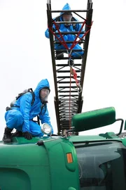 Ihr Beruf verlangt immer wieder vollen Einsatz. So müssen Kelly Severide (Taylor Kinney, l.) und Capp (Randy Flagler) dieses Mal in besonderen Schutzanzügen am Unfallort arbeiten. +++ Ihr Beruf verlangt immer wieder vollen Einsatz. So müssen Kelly Severide (Taylor Kinney, l.) und Capp (Randy Flagler) dieses Mal in besonderen Schutzanzügen am Unfallort arbeiten. +++