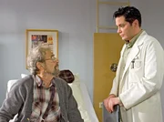 ), ein Model &auml;lteren Datums, bricht bei einem Foto-Shooting zusammen. Er wird in der Sachsenklinik behandelt, doch Dr. Brentano (Thomas Koch, re.) bittet ihn noch zu bleiben, bis der Grund f&uuml;r den Schw&auml;cheanfall gefunden ist.