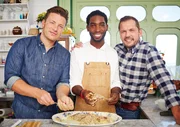 Nachdem Jamie (l.) sein ultimatives Tintenfisch Gericht gezaubert hat, Tinie Tempah (M.) einen nigerianischen Imbiss-Klassiker gekocht hat und Jimmy sich an die Herstellung von italienischen Eis wagte, entdecken die beiden Freunde, wie schmackhaft die kleinen Eier sind, die es nie in die Superm&auml;rkte schaffen ...