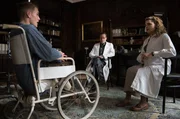 Max de Crinis (Lukas Miko, M.), Nazifunktionär und Chef der Psychiatrie, vermutet, dass der frisch operierte Soldat Lohmann (Ludwig Simon, l.) sich seinen "Heimatschuss" selbst beigebracht hat. Zusammen mit Anni (Mala Emde, r.) begutachtet er Lohmann. Max de Crinis (Lukas Miko, M.), Nazifunktionär und Chef der Psychiatrie, vermutet, dass der frisch operierte Soldat Lohmann (Ludwig Simon, l.) sich seinen "Heimatschuss" selbst beigebracht hat. Zusammen mit Anni (Mala Emde, r.) begutachtet er Lohmann.