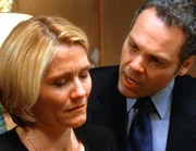 Goren (Vincent D'Onofrio) kommt Beth (Karen Sillas) auf die Schliche. Hat sie drei Menschen erschossen?