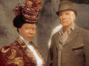 In das San Francisco des 19. Jahrhunderts versetzt, muessen Picard und seine Crew es mit menschenbedrohenden Ausserirdischen auf sich nehmen. Doch bei dem Versuch die triolischen Wellen zu deaktivieren geht ploetzlich alles drunter und drueber: die ganze Crew wird auf die Enterprise zurueckgebeamt. Nur Guinan (Whoopi Goldberg) und Picard (Patrick Stewart) bleiben zurueck.