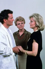 Dank Jessicas (Angela Lansbury, M.) Hilfe, sprechen Randy (Patrick Wayne, l.) und Margaret Witworth (Constance Towers, r.) wieder miteinander ...