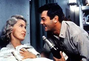 Der Krieg h&auml;lt Playboy Nick Evans (Tony Curtis) nicht vom Flirten mit der h&uuml;bschen Krankenschwester Barbara (Dina Merrill) ab.