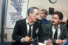 3. Die Polizisten Chris Lecce (Richard Dreyfuss, li.) und Bill Reimers (Emilio Estevez) sind nicht nur Partner, sondern auch dicke Freunde. Als die beiden mit der Beschattung einer attraktiven Gangsterbraut beauftragt werden, geraten sie in Teufels K&uuml;che.