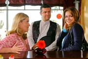 Times Square-Wirt Jo (Christian K. Schaeffer, m.) sowie Marie (Karin Thaler, l.) stellen &uuml;berrascht fest, dass bei PR-Agentin Cosima von Windacker (Suzan Anbeh, r.) demn&auml;chst die Hochzeitsglocken l&auml;uten.