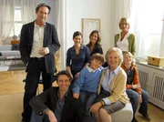 Weinhändler Marius Perlinger (Helmut Zierl, li.) kommt durch eine Erbschaft in Kontakt mit dem Familienbetrieb Maibach, der von Barbara Herzog (Uschi Glas, re.) geleitet wird. Mutter Elisabeth (Bibiana Zeller, 3.v.re.) arbeitet im Büro mit, und Barbaras Tochter Ina (Kathrin von Steinburg, 3.v.li.) soll nach ihrem Studium auch in die Firma einsteigen. Schließlich gibt es noch Barbaras jüngeren Bruder Rainer (Robert Lohr, 2.v.li.), der die technischen Abläufe managt und mit seiner Frau Silke (Julia Bremermann) zwei Söhne hat, Peter (Nikolas Schinseck, 2.v.re.) und Max (Leopold Nüßl, Mitte). Weinhändler Marius Perlinger (Helmut Zierl, li.) kommt durch eine Erbschaft in Kontakt mit dem Familienbetrieb Maibach, der von Barbara Herzog (Uschi Glas, re.) geleitet wird. Mutter Elisabeth (Bibiana Zeller, 3.v.re.) arbeitet im Büro mit, und Barbaras Tochter Ina (Kathrin von Steinburg, 3.v.li.) soll nach ihrem Studium auch in die Firma einsteigen. Schließlich gibt es noch Barbaras jüngeren Bruder Rainer (Robert Lohr, 2.v.li.), der die technischen Abläufe managt und mit seiner Frau Silke (Julia Bremermann) zwei Söhne hat, Peter (Nikolas Schinseck, 2.v.re.) und Max (Leopold Nüßl, Mitte).