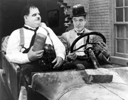Ollie (Oliver Hardy, l.); Stan (Stan Laurel, r.) Ollie (Oliver Hardy, l.); Stan (Stan Laurel, r.)