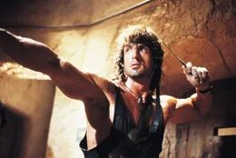 Mutig schl&auml;gt sich Rambo (Sylvester Stallone) in der Schlacht gegen russische Kidnapper ...