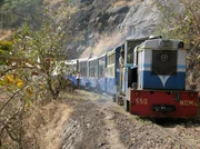 Zwanzig Kilometer in zwei Stunden - Geschwindigkeit ist Nebensache, wenn die Matheran-Hill-Bahn im Nordwesten Indiens zu ihrem Ziel auf dem Plateau eines Tafelberges unterwegs ist.