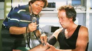 Dr. Stefan Frank (Sigmar Solbach, l.) hat seine Hochzeitsreise unterbrochen, um seinen Freund Dr. Ulrich Waldner (Hartmut Becker) zu untersuchen. Er stellt etwas Schreckliches fest...