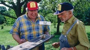 Welche Schnecke wird das Rennen gewinnen? Nachbar Paschulke (Helmut Krass, l.) und Peter (Peter Lustig, r.) feuern ihre Weinbergschnecken siegessicher an.