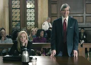 Staatsanw&auml;ltin Serena Southerlyn (Elisabeth Rohm, li.) und ihr Kollege Jack McCoy (Sam Waterston, re.) sind von der Unschuld des Angeklagten Stephen Foreman im Mordfall des bekannten Musikproduzenten RC Flex &uuml;berzeugt.