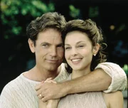 F&uuml;hren scheinbar eine gl&uuml;ckliche Ehe: Nick (Bruce Greenwood, l.) und seine attraktive Frau Libby (Ashley Judd, r.) ...