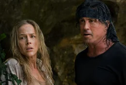 Schon 60 Jahre dauert der Konflikt zwischen Birmanen und Karen an der nahen thail&auml;ndisch-birmanischen Grenze. Mitten drin: der K&auml;mpfer John Rambo (Sylvester Stallone, r.) und die Missionarin Sarah (Julie Benz, l.) ...
