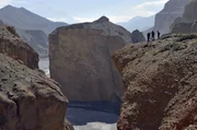 Filmcrew im Kali-Gandaki-Canyon, der den Mittleren Himalaya durchschneidet und irgendwann das gesamte Brahmaputra-Flusssystem verändern wird. Filmcrew im Kali-Gandaki-Canyon, der den Mittleren Himalaya durchschneidet und irgendwann das gesamte Brahmaputra-Flusssystem verändern wird.