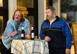 ARD BREZELN F&Uuml;R DEN POTT, Deutschland 2014, Regie Matthias Steurer, am Freitag (24.10.14) um 20:15 Uhr im Ersten Benno (J&uuml;rgen Ri&szlig;mann) und Ercan (Aykut Kayacik, re.) sind Freunde der Ruhrpott-Gelassenheit.