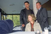 Die Kommissare Kehler (Wolfgang Bathke, re.) und Bonhoff (Wolfgang Krewe) haben herausgefunden, dass Sylvia Blum sich vor ihrem Tod mit einer anderen Mutter treffen wollte: Helen Klein (Charlotte Crome). Doch die wei&szlig; angeblich nicht, was Sylvia Blum ihr mitteilen wollte...