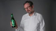 Wie groß ist die Macht des Alkohols? Eckart von Hirschhausen deckt auf, was die Volksdroge Nummer 1 mit unserem Körper, unseren Beziehungen und unserer Gesellschaft macht. Wie groß ist die Macht des Alkohols? Eckart von Hirschhausen deckt auf, was die Volksdroge Nummer 1 mit unserem Körper, unseren Beziehungen und unserer Gesellschaft macht.
