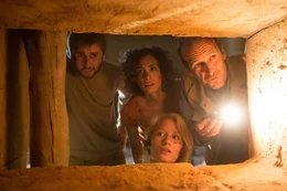 Obwohl Hieroglyphen im Inneren der Pyramide vor einer gro&szlig;en Gefahr warnen, bahnen sich die Entdecker (v.l.n.r.) Fitzie (James Buckley), Sunni (Christ Nicola), Nora (Ashley Hinshaw) und Holden (Denis O'Hare) ihren Weg durch das Labyrinth. Pl&ouml;tzlich nehmen sie Ger&auml;usche wahr, die darauf hindeuten, dass sie nicht alleine sind ...