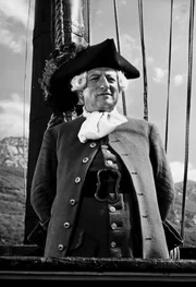 Die Schatzinsel ist erreicht. Kapitän Smollet (Jacques Monod) beobachtet das Landemanöver. Die Schatzinsel ist erreicht. Kapitän Smollet (Jacques Monod) beobachtet das Landemanöver.