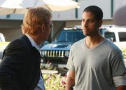 Jemand trachtet dem CSI'ler Eric Delko (Adam Rodriguez, r.) nach dem Leben. Mit Horatios (David Caruso) Hilfe muss Delko seine Vergangenheit durchleuchten, um den Killer zu finden.