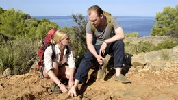 Die Geschwister Mark (Tino Mewes) und Stefanie (Jennifer Ulrich) haben sich lange nicht mehr gesehen und haben sich einiges zu erz&auml;hlen.