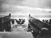 Ein LCVP (Landing Craft, Vehicle, Personnel) der von der US-K&uuml;stenwache bemannten USS Samuel Chase geht am Morgen des 6. Juni 1944 an Land.   +++