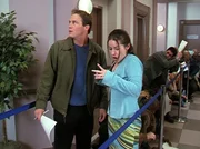 Piper (Holly Marie Combs, r.) hat eine neue starke Macht erhalten, und Leo (Brian Krause, l.) erkl&auml;rt ihr, was es damit auf sich hat.